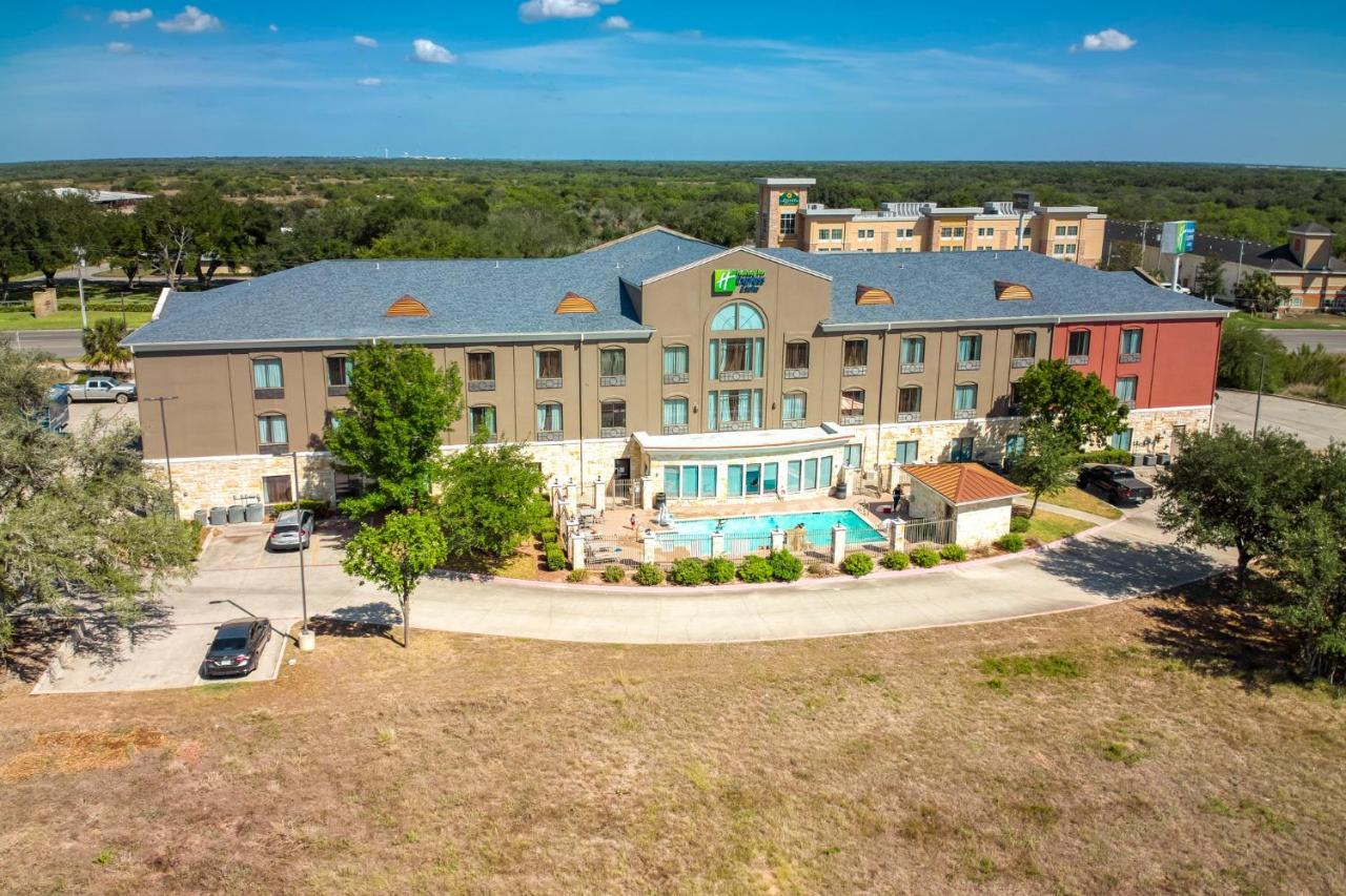 Holiday Inn Express And Suites Beeville By Ihg Exteriör bild