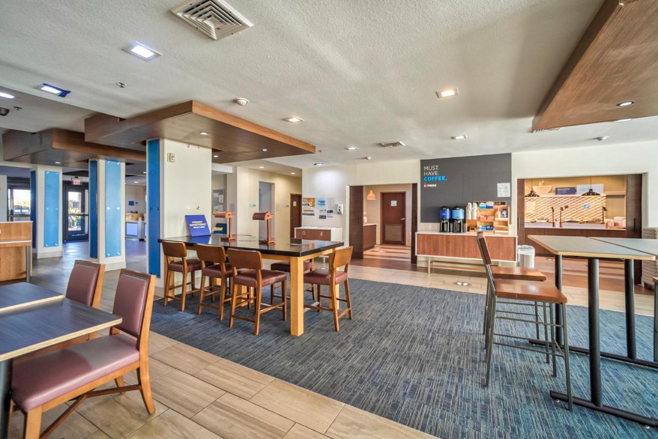 Holiday Inn Express And Suites Beeville By Ihg Exteriör bild