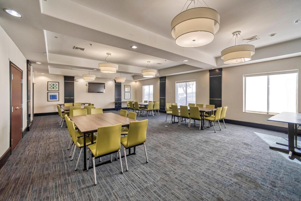 Holiday Inn Express And Suites Beeville By Ihg Exteriör bild