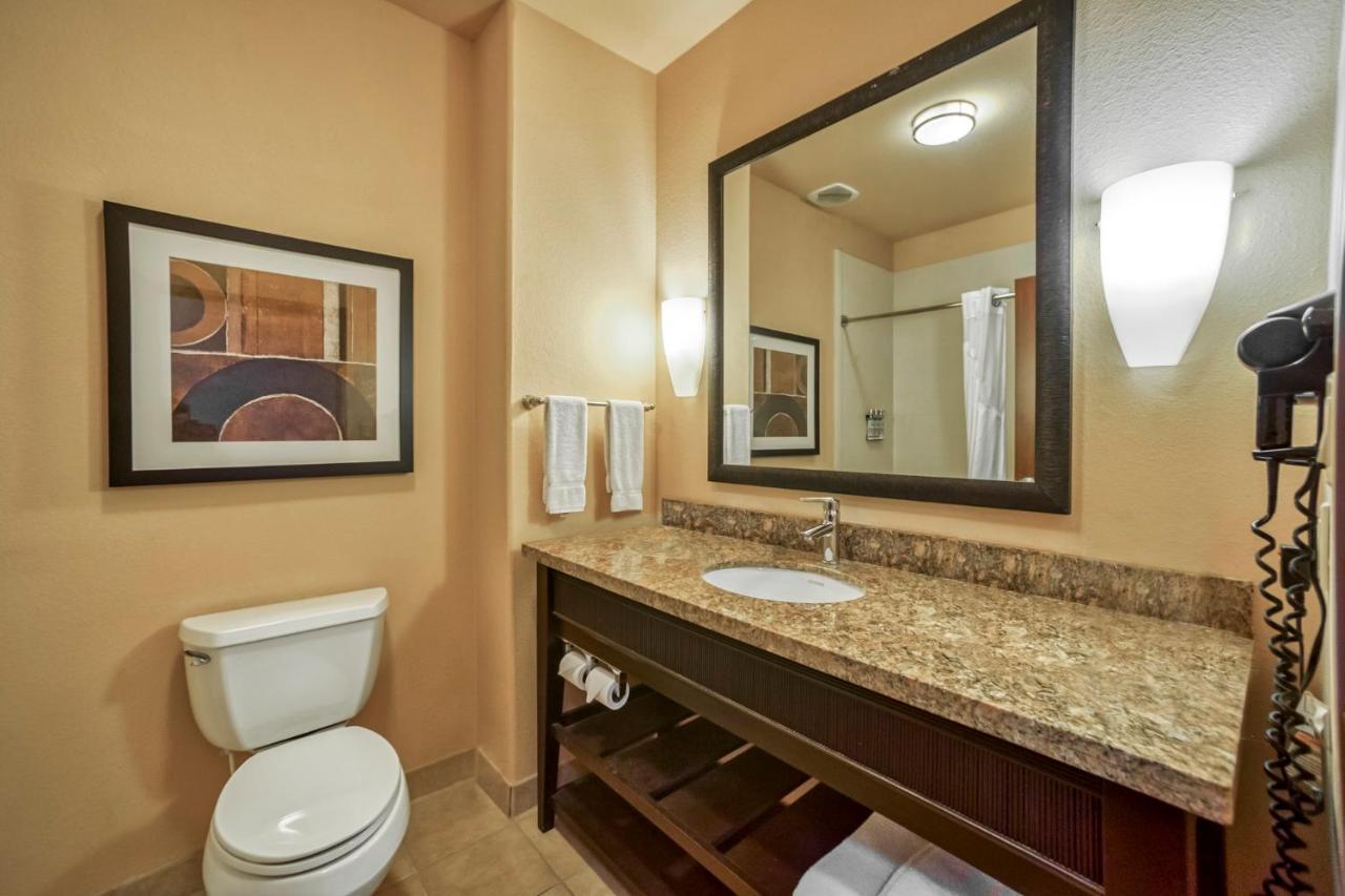 Holiday Inn Express And Suites Beeville By Ihg Exteriör bild